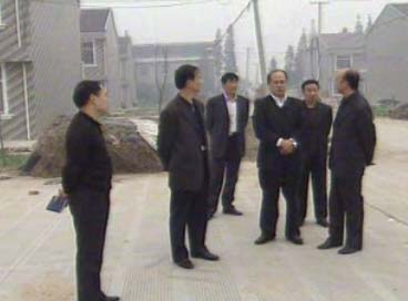 泰州市領(lǐng)導(dǎo)調(diào)研我市建設(shè)社會(huì)主義新農(nóng)村工作