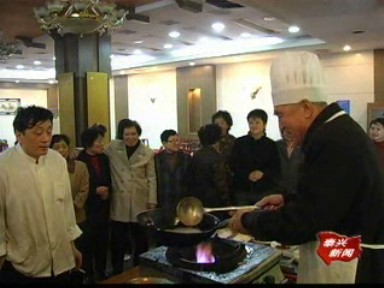 老年大學(xué)學(xué)員:學(xué)習(xí)烹飪秀廚藝